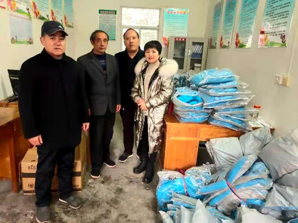 我会副会长王文兰向郭河镇敬老院捐赠过冬棉衣
